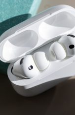 Bild von AirPods Pro in ihrem ge&ouml;ffneten Lade-Case.