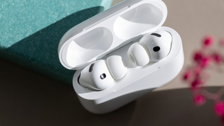 Bild von AirPods Pro in ihrem ge&ouml;ffneten Lade-Case.