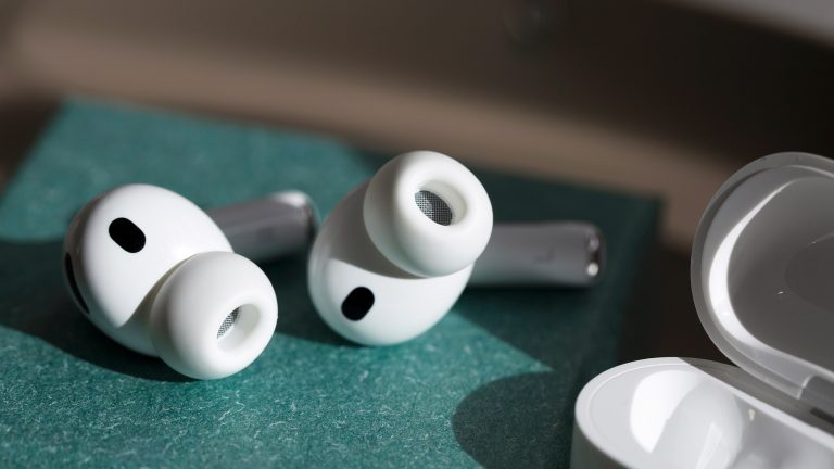 AirPods, Die aktuellen Modelle in der Übersicht Detailansicht der AirPods Pro, die neben ihrem geöffneten Case liegen.