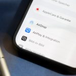 Detailansicht eines iPhones, auf dessen Display die Einstellungen von AirDrop zu sehen sind.