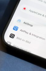 AirDrop zwischen iOS und Android, So ist es möglich Detailansicht eines iPhones, auf dessen Display die Einstellungen von AirDrop zu sehen sind.
