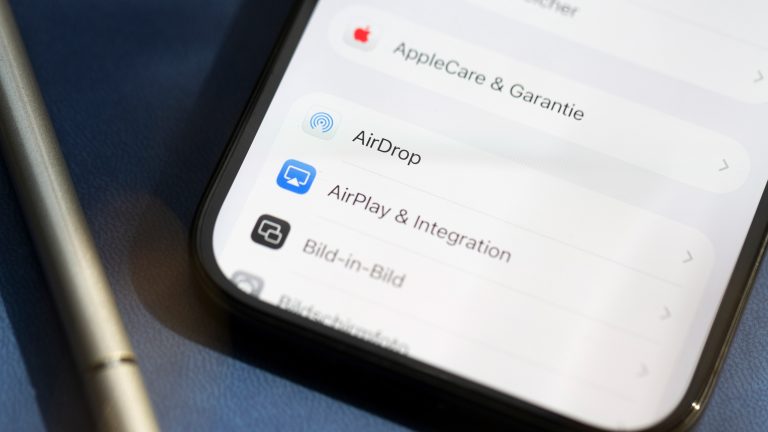 Detailansicht eines iPhones, auf dessen Display die Einstellungen von AirDrop zu sehen sind.