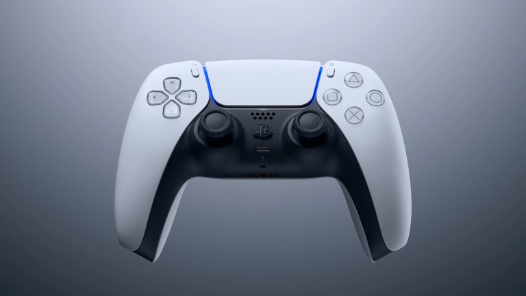 Produktfoto von einem Dualsense-Controller der PS5 in Wei&szlig;.
