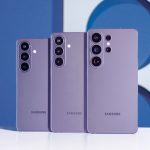 Ein Galaxy S26, ein Galaxy S26+ und ein Galaxy S26 Ultra stehen in Cobalt Violet nebeneinander.