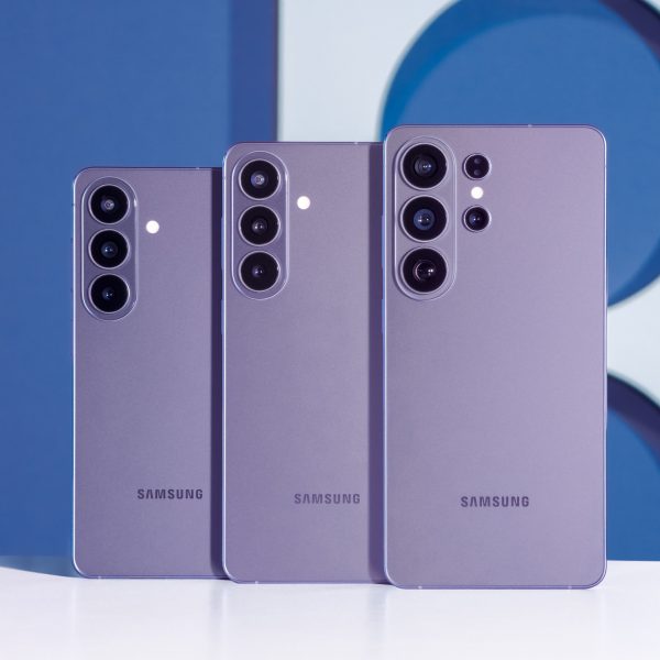 Ein Galaxy S26, ein Galaxy S26+ und ein Galaxy S26 Ultra stehen in Cobalt Violet nebeneinander.
