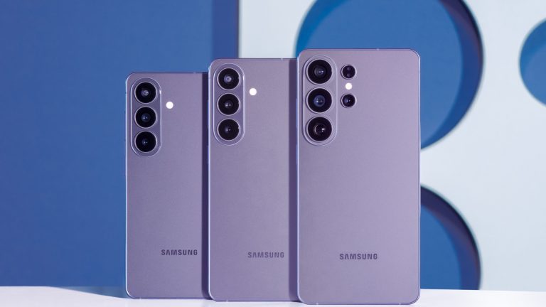 Ein Galaxy S26, ein Galaxy S26+ und ein Galaxy S26 Ultra stehen in Cobalt Violet nebeneinander.