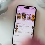 Ein iPhone liegt auf einer wei&szlig;en Oberfl&auml;che. Der Bildschirm ist entsperrt und ein KI-Bildgenerator ist ge&ouml;ffnet.