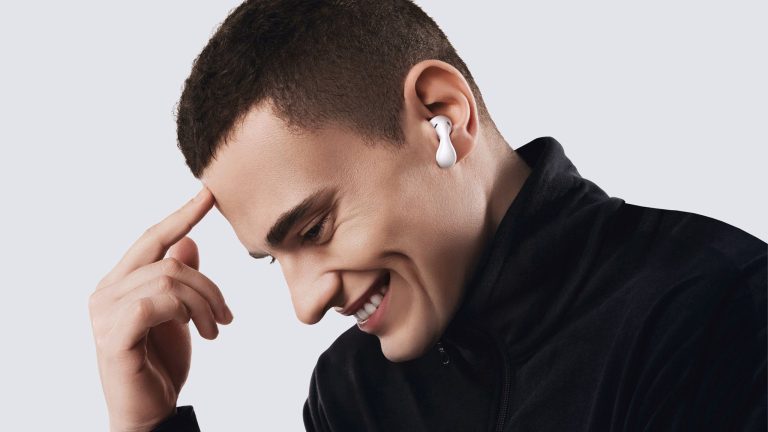 Profilaufnahme des Gesichts einer Person, die einen Huawei FreeBud 5 im Ohr tr&auml;gt.