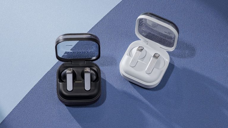 Galaxy S26 Ultra und mehr, Das sind die neuen Samsung-Geräte Die Galaxy Buds 4 in Schwarz und Weiß mitsamt Case vor blauem Grund.