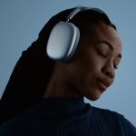 Eine Person trg&auml;t die AirPods Max 2 auf dem Kopf und h&ouml;rt mit geschlossenen Augen Musik.