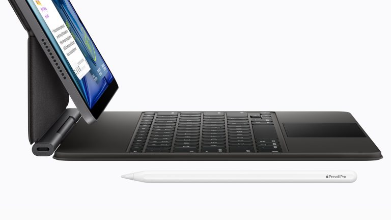 Das iPad Air im Laptop-Set Up auf einer Tastaturhalterung.