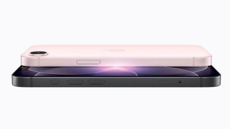 Das iPhone 17e in hellrosa liegt mit dem Display nach unten auf einem gr&ouml;&szlig;eren iPhone.