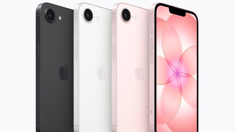 Das iPhone 17e in Schwarz, Wei&szlig; und Hellrosa in der R&uuml;ckansicht. Ein iPhone 17e in der Frontansicht. Alle freigestellt auf wei&szlig;em Hintergrund.