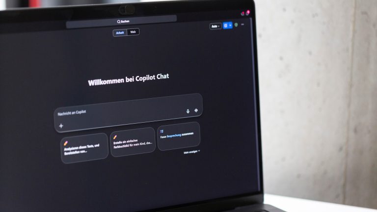 Der Copilot-Chat ist auf einem Laptop ge&ouml;ffnet.