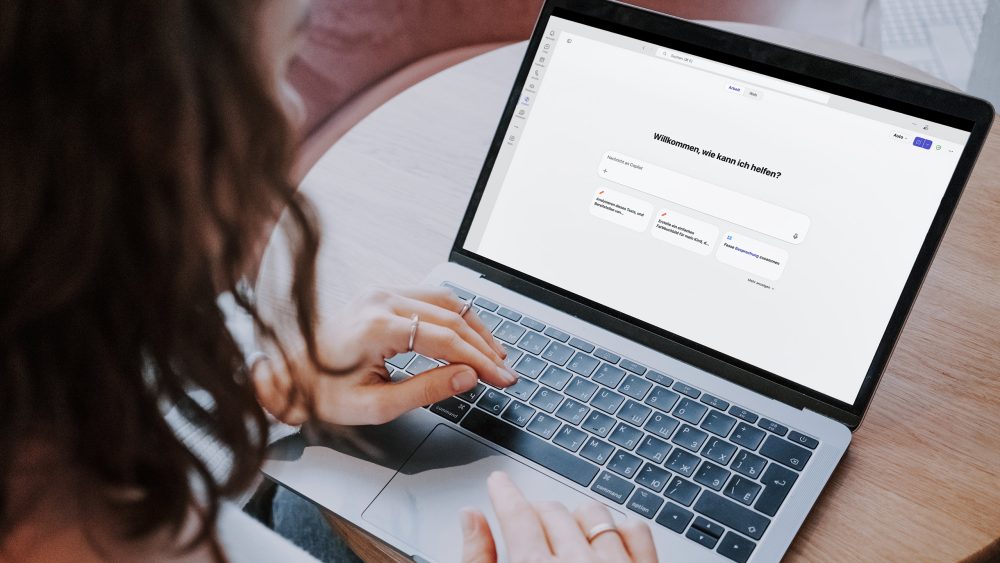 Eine Person schaut auf ein MacBook von Apple, auf dem Copilot ge&ouml;ffnet ist.