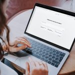 Eine Person schaut auf ein MacBook von Apple, auf dem Copilot ge&ouml;ffnet ist.