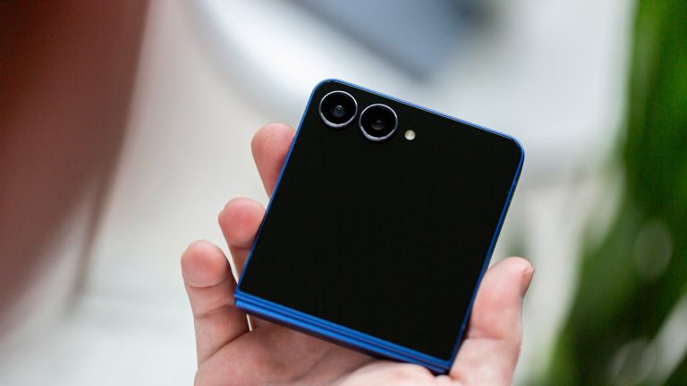 Eine Person h&auml;lt ein Samsung Galaxy Z Flip 7 in der Hand und schaut auf das ausgeschaltete Au&szlig;endisplay.