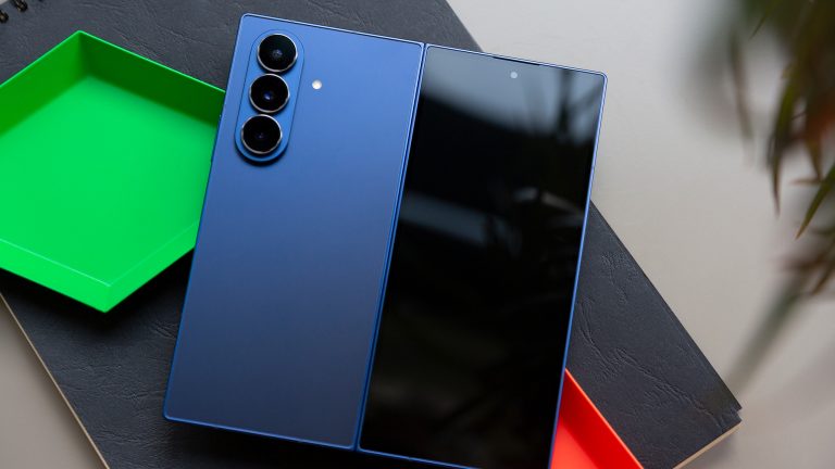 Samsung Galaxy S & Z, Die aktuellen Modelle im Vergleich Blick auf ein aufgeklapptes Samsung Galaxy Z Fold 7 mit ausgeschaltetem Außendisplay.