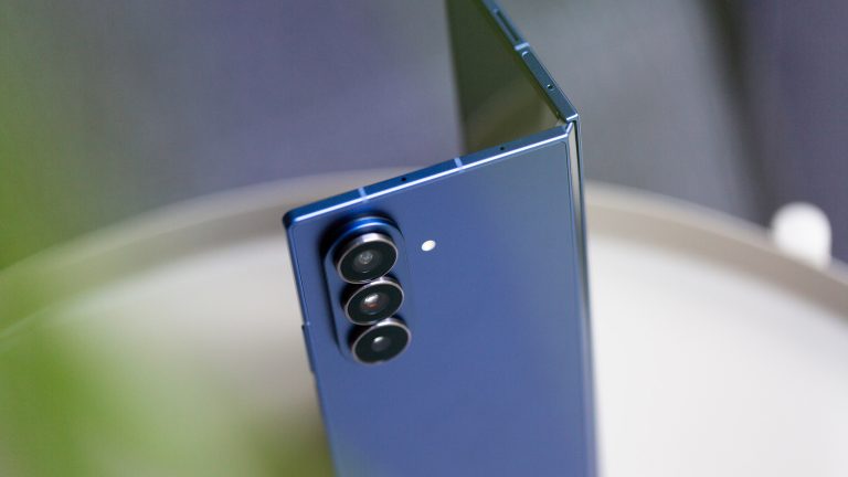 Ein Galaxy Z Fold 7 von Samsung steht aufgeklappt auf einem kleinen Beistelltisch.