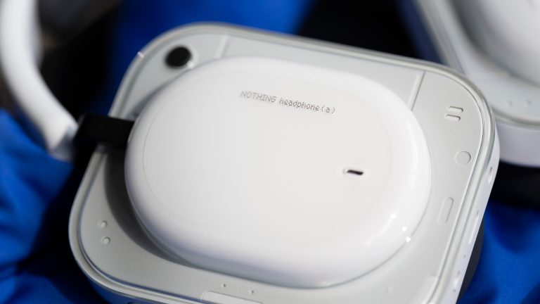 Die Au&szlig;enseite einer Ohrmuschel der Nothing Headphone (a).