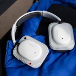 Die Nothing Headphone (a) liegen auf einer blauen Tasche.