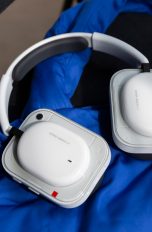 Nothing Headphone (a), Starke Kopfhörer für einen guten Preis Die Nothing Headphone (a) liegen auf einer blauen Tasche.