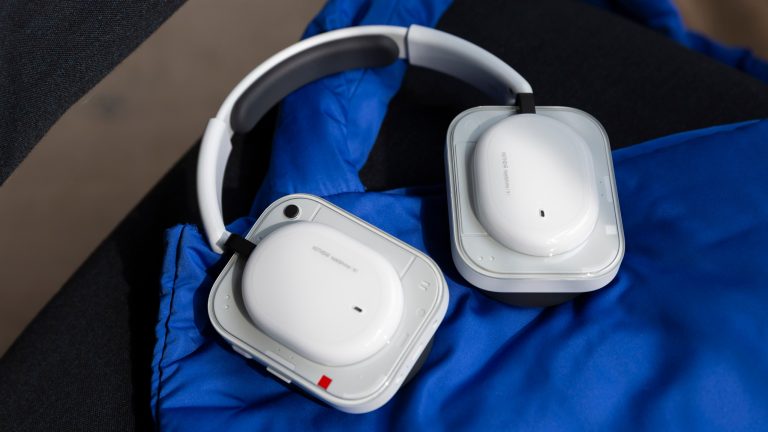 Die Nothing Headphone (a) liegen auf einer blauen Tasche.