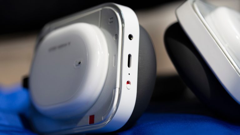 Die Anschl&uuml;sse und der Ein-Aus-Schalter an der Unterseite der Nothing Headphone (a).