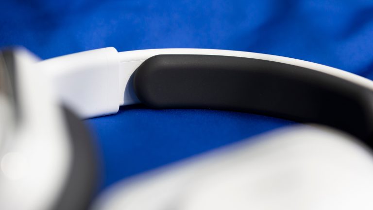 Eine Nahaufnahme des Memory Foam Polsters an der Innenseite des Kopfb&uuml;gels der Nothing Headphone (a).
