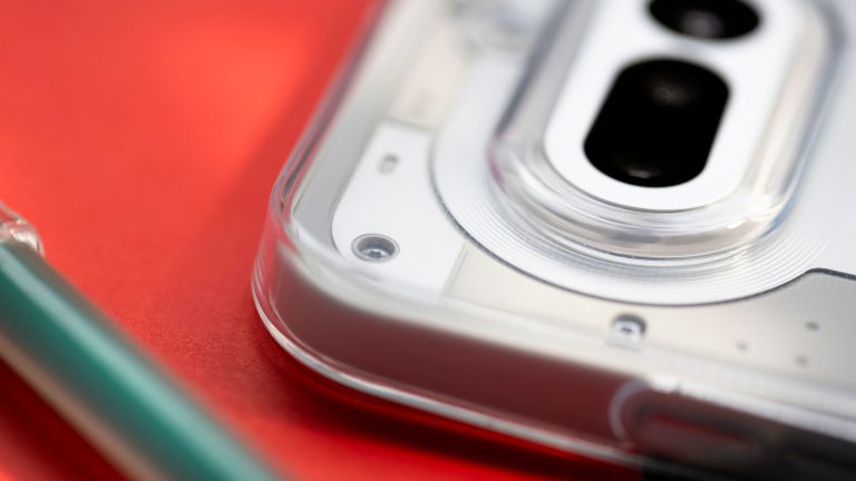 Nothing Phone 4(a), Das neue Budget-Handy ausprobiert Detailansicht der transparenten Hülle auf einem Nothing Phone 4(a).