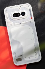 Nothing Phone 4(a), Das neue Budget-Handy ausprobiert Ein weißes Nothing Phone 4(a) in der Rückansicht mit ausgeschaltetem Glyph-Interface.