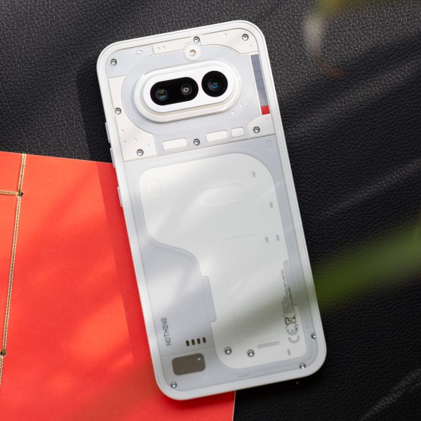 Ein wei&szlig;es Nothing Phone 4(a) in der R&uuml;ckansicht mit ausgeschaltetem Glyph-Interface.
