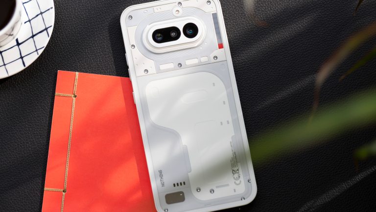 Ein wei&szlig;es Nothing Phone 4(a) in der R&uuml;ckansicht mit ausgeschaltetem Glyph-Interface.