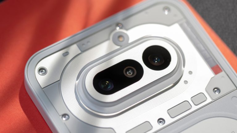 Nothing Phone 4(a), Das neue Budget-Handy ausprobiert Detailansicht der Kamera bei einem Nothing Phone 4(a).