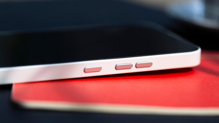 Nothing Phone 4(a), Das neue Budget-Handy ausprobiert Detailansicht der Knöpfe auf der rechten Seite bei einem Nothing Phone 4(a).