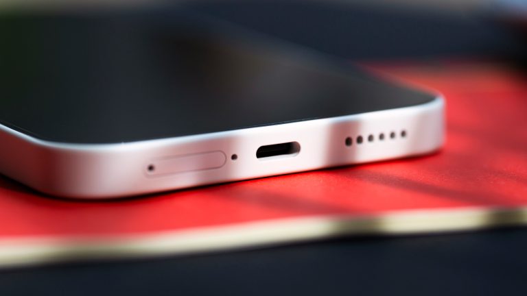 Nothing Phone 4(a), Das neue Budget-Handy ausprobiert Detailansicht der Unterseite von einem weißen Nothing Phone 4(a).