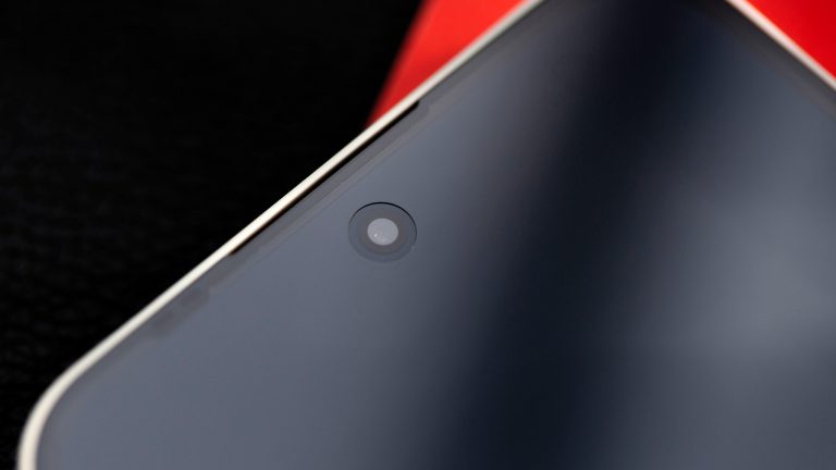 Detailansicht der Frontkamera bei einem Nothing Phone 4(a).