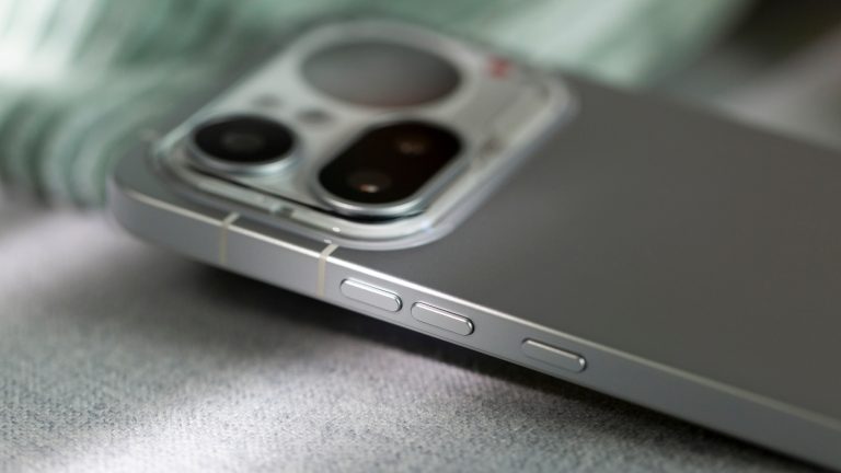 Sicht auf die Seitenbuttons bei einem Nothing Phone (4a) Pro, die in das Alu-Geh&auml;use eingelassen sind.