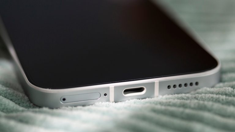 Blick auf die Unterseite bei einem Nothing Phone (4a) Pro mit USB-C-Anschluss und SIM-Karten-Einschub.