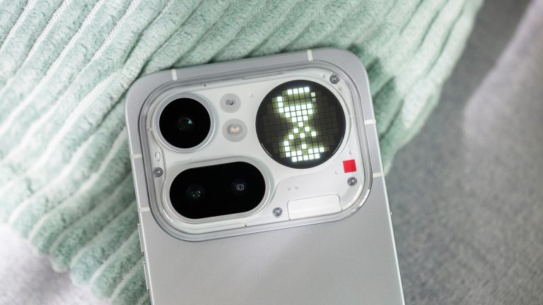Nothing Phone (4a) Pro, Mittelklasse-Handy im Praxistest Detailansicht der Glyph Matrix bei einem silbernen Nothing Phone (4a) Pro.