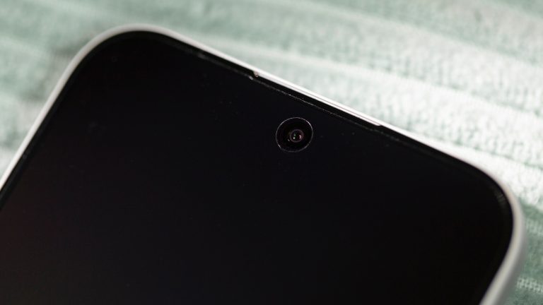 Detailansicht der Frontkamera bei einem Nothing Phone (4a) Pro.