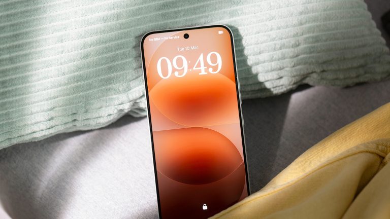 Blick auf ein Nothing Phone (4a) Pro mit eingeschaltetem Display.