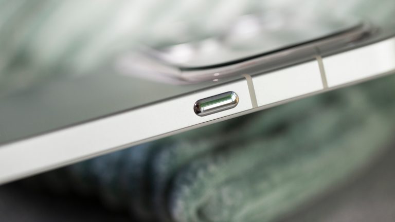 Nothing Phone (4a) Pro, Mittelklasse-Handy im Praxistest Detailansicht des Essential Keys bei einem silbernen Nothing Phone (4a) Pro.