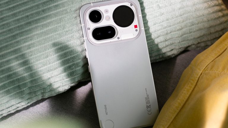 Blick auf die R&uuml;ckseite von einem Nothing Phone (4a) Pro in Silber.