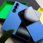 Ein Samsung Galaxy Z Fold 7 und ein Galaxy Z Flip 7 liegen &uuml;bereinander auf bunten Schalen.