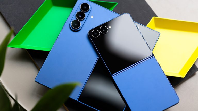 Ein Samsung Galaxy Z Fold 7 und ein Galaxy Z Flip 7 liegen &uuml;bereinander auf bunten Schalen.