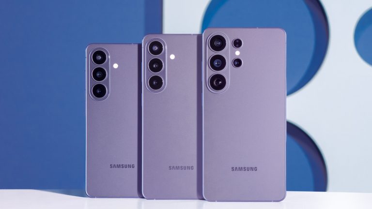 Samsung Galaxy S & Z, Die aktuellen Modelle im Vergleich Die drei Smartphones Samsung Galaxy S26, S26+ und S26 Ultra stehen nebeneinander mit ihren Rückseiten zur Kamera gedreht.