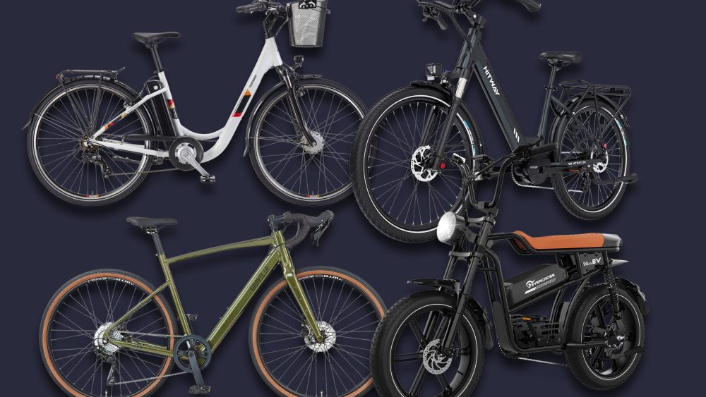Vier E-Bikes freigestellt auf schwarzem Hintergrund.