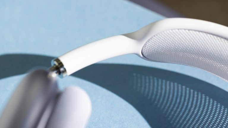 (Detailansicht des Kopfbandes bei den AirPods Max 2 in Violett.)