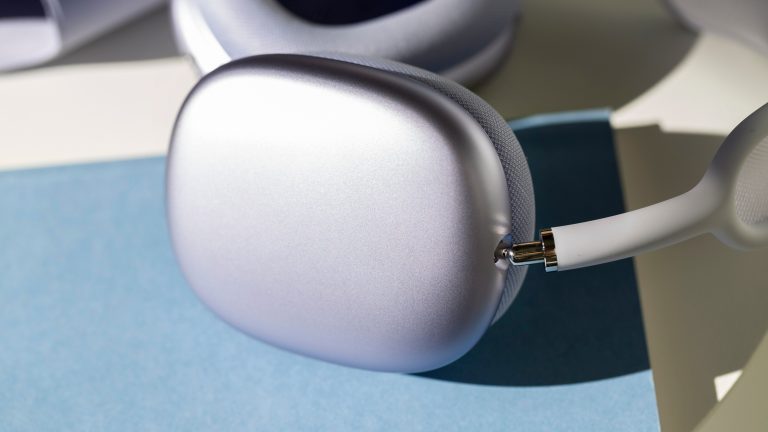 Detailansicht der Ohrmuschel aus Aluminium bei den AirPods Max 2 in Violett.